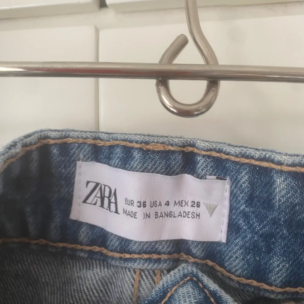 Ett par superfina jeansshorts från zara! Bra skick och endast använda fåtal gånger💙. Shorts.