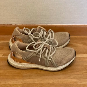 Stella McCartney x Adidas ultra boost - Super sköna guldiga glittriga sneakers. 37 1/3. 