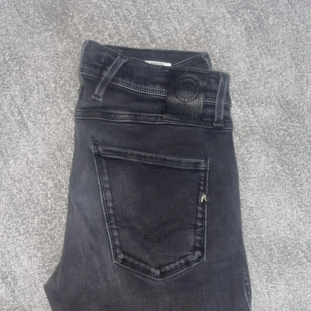 Säljer mina Replay jeans, använda fåtal gånger, cond 8/10. Köpt för 1699 säljs för 400. . Jeans & Byxor.