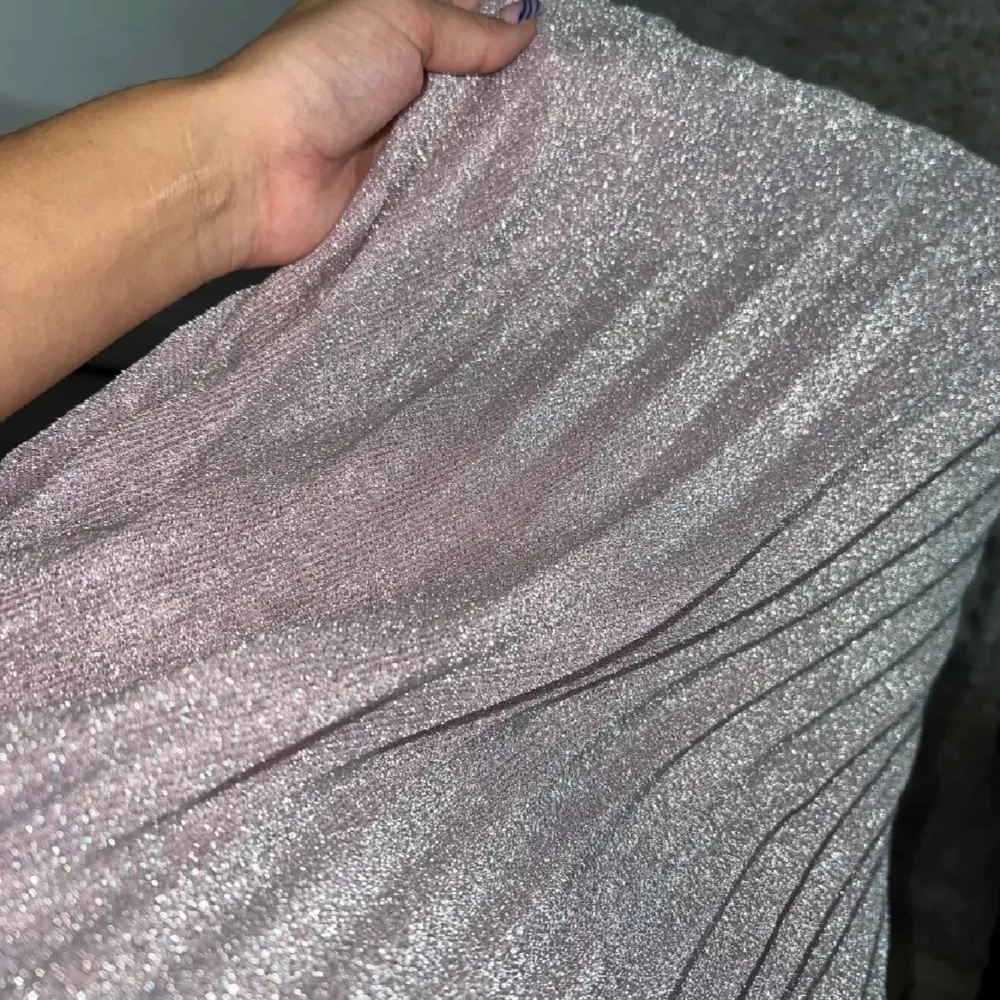 Jättefin balklänning som aldrig kommer till användning. Den är rosaglittrig och storlek 38, ganska lång. Obs! En del av bilderna är lånade, men vissa är mina!. Klänningar.