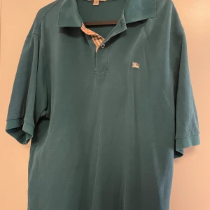 Burberry piké  - Burberry piké i storlek M. Passar riktigt bra nu till våren. Skicket skulle jag säga är 7/10. Finns en liten defekt som knappt syns. För de intresserade, fråga gärna om bild på defekten! Priset är inte hugget i sten✅