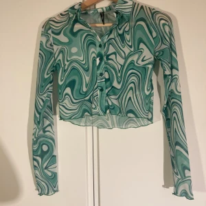 Bey Yorker button down green and white shirt women - Worn never mest see through on body