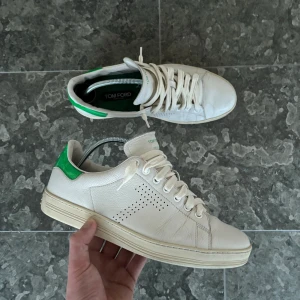 Tom ford sneakers - Säljer ett par schyssta tom ford | storlek 42 | skick: 8/10 | OG: inget | pris: 2499kr | frågor? Tvek inte på att kontakta oss