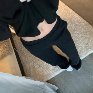 Lågmidjade mjukisbyxor - Populära lågmidjade mjukisbyxor från bikbok. XS men passar S. Säljer då de är för långa på mig, annars superfina!