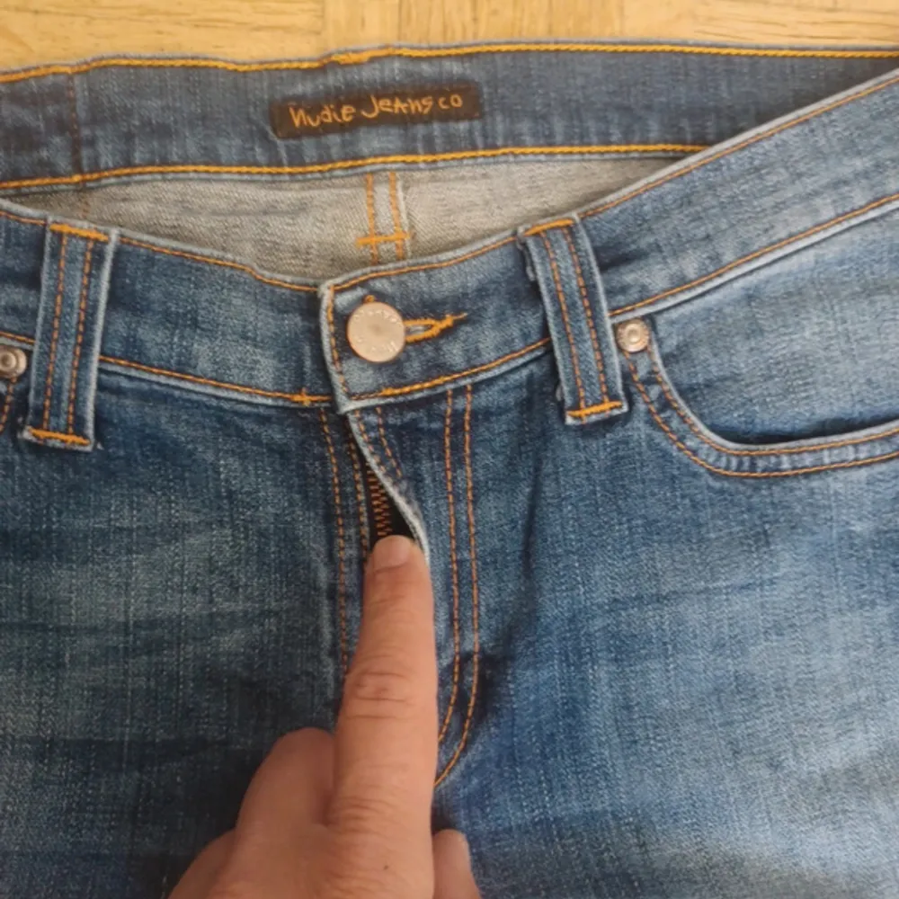 Nudie jeans i mycket bra skick jeansen är i slim🍾🍾Skriv om du är intresserad priset diskuteras vid snabb affär 🍾🍾. Jeans & Byxor.