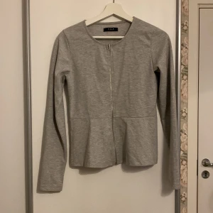 Vila Zip-tröja  - Storlek: s Oandvänd pga inte min stil  