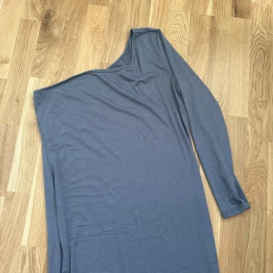 Långklänning en ärm - Långklänning en ärm. Trikå.