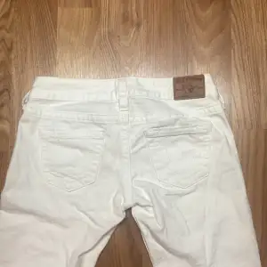 Jätte snygga true religion jeans!! Köpta här på plick men säljer pågrund av att dom är för stora. Jätte unika å finns ingenstans att köpa!! Är storlek 27 i amerikansk storlek, längden passar någon runt 170-178.