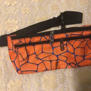 Multifunktion Midjeväska  - Tre fickor med dragkedja  Bälte är justerbar i stlk  Väska mått ca 28.00*10.50 cm 85kr/st  Helt ny 