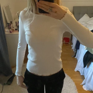 Ribbad topp - Säljer min vita ribbade tröja från Only i stolek s, då den inte kommer till användning längre💓 bra skick!!