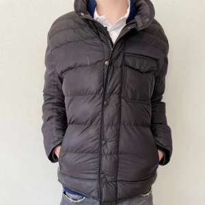 Moncler jacka - En fet moncler jacka till ett bra pris! Lite osäker på äktigheten däraf priset. skulle säga att skicket är 8/10  modellen är 191 cm och väger 75 kg. storleken passar mindre!