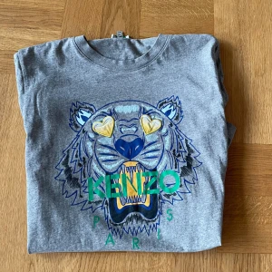 Kenzo tröja  - Säljer min kenzo tröja använd ett få tal gånger då jag inte tyckte den passade min stil.  Storlek XS passas även S 