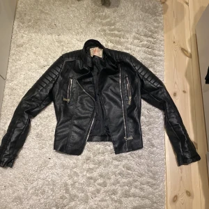 Madlady skinnjacka  - Jag säljer nu min fina skinnjacka, använd få gånger vilket betyder att den är i bra skick🥰 hör gärna av er för fler frågor