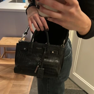 Saint Laurent Sac de Jour Nano bag  - Höjd 18 cm Bredd 21 cm Djup 10 cm  Slitage på bilden visas 