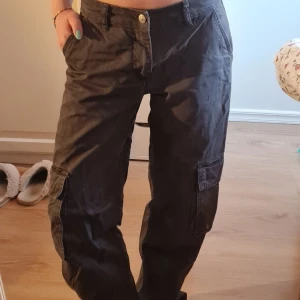 Cargopants  - Cargopants köpta på Gina Tricot. 