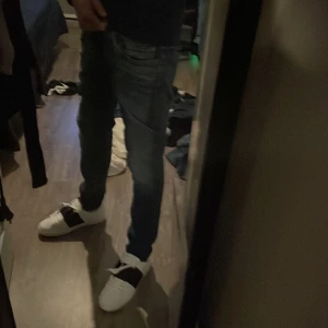 Replay jeans  - Fina byxor två små håll i skrevet inget man ser på när man har på sig dom jag är 173 på bilden ni ser 