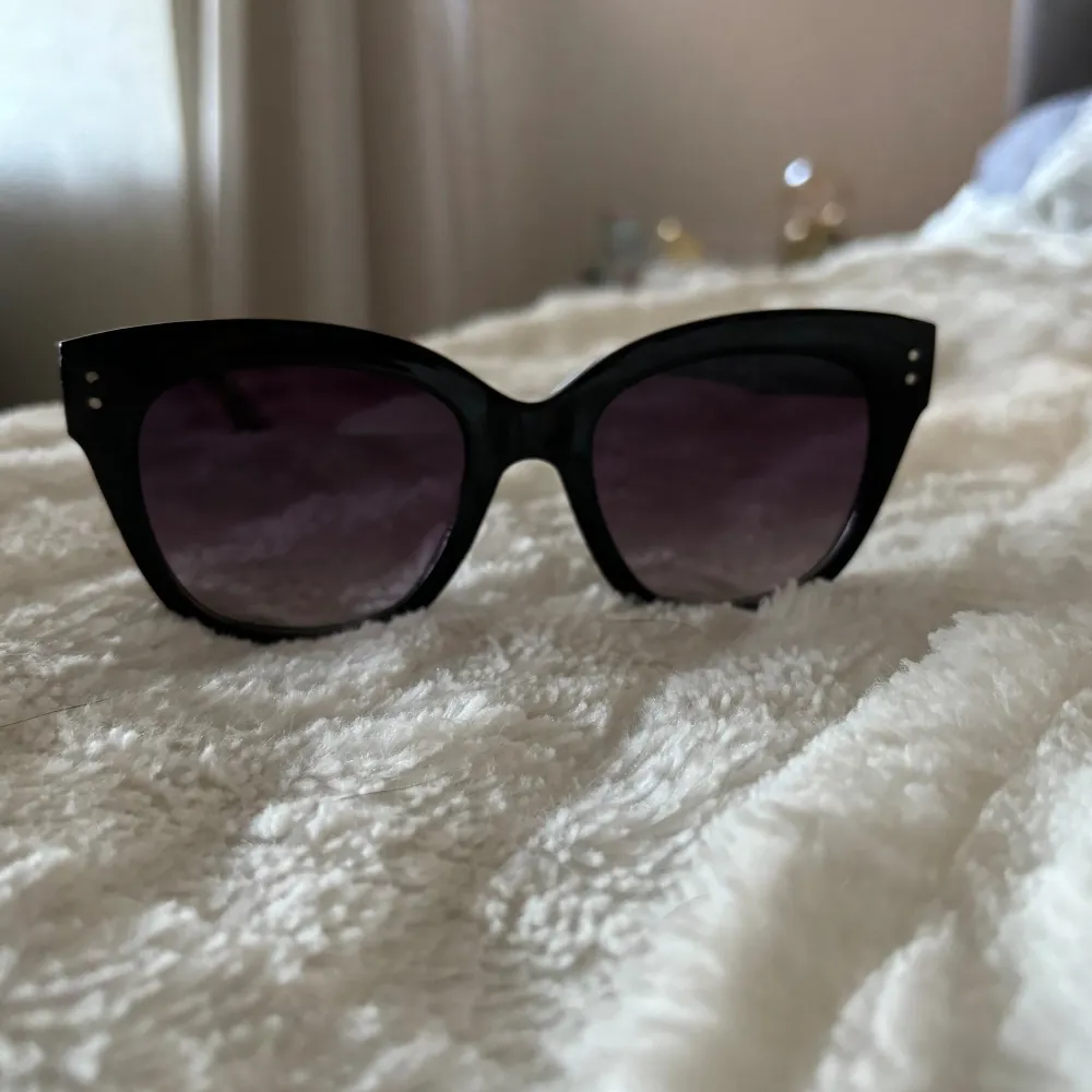 Säljer ett par super söt solglasögon!😍 Knappt använda då de är som ny, dem liknar 08 chimi solglasögon💕 Hör av dig vid fler frågor. Övrigt.