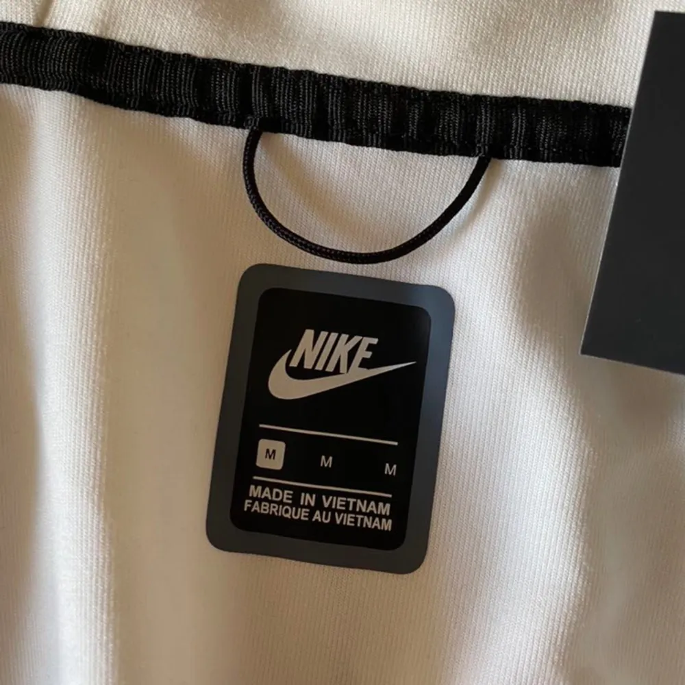 Hej säljer en helt ny Nike tech fleece då jag råkat beställa fel färg den är i storlek M skriv för mer info!. Jackor.