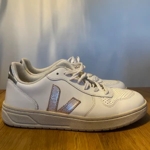 Veja skor - Säljer mina Veja skor med guldiga och silvriga detaljer. Dom är endast använda ett fåtal gånger så dom är i väldigt bra skicka. Pris kan diskuteras😊