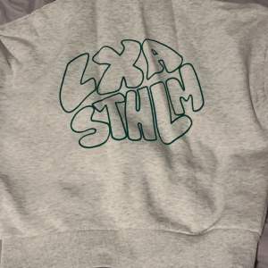 Säljer du denna sköna gråa LXA hoodie med grön text på ryggen. Storlek xs men mer som s då jag som är 180 nästan fortfarande kan använda den. Blivit lite nopprig annars i bra skick!