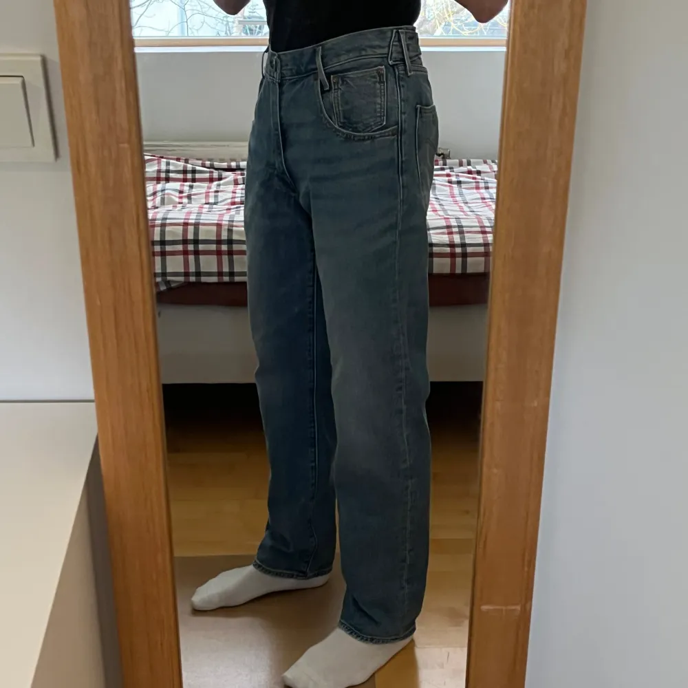Exklusiva Levi’s jeans från den japanska ”RED tab” serien.  Relaxed fit med storlek 30 i midjan och  32 i längd Nypris: 1000kr  Sparsamt använda och i mycket bra skick! . Jeans & Byxor.