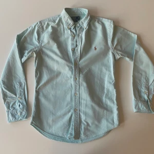 Polo Ralph lauren skjorta - Turkos polo Ralph lauren skjorta i väldigt bra skick, använts nästan aldrig. Slim fit / strl S. Skön sommar /vår skjorta