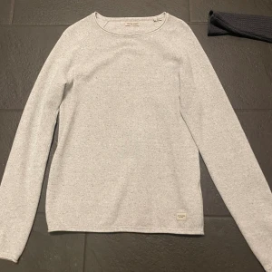 Jack & Jones stickad tröja - Fin stickad jack & jones sweatshirt i mycket fint skick. Hör av er vid frågor. Nypris 499