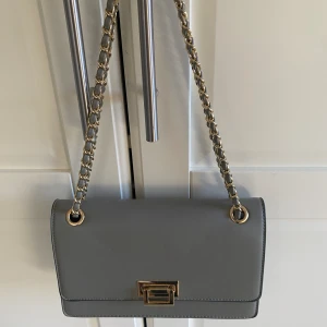 Skysterbar väska - Använd 1 gång då den inte är min stil längre, kommer ej ihåg vart den är köpt. Nyskick!