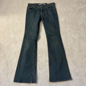 Lågmidjade jeans  - As snygga lågmidjade jeans som tyvärr inte passa mig!💕💕Måttet rakt över midjan:38 Innerbenslängden: 82