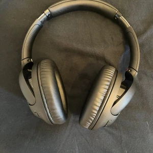 Sony Headphones WH-CH710N  - sony hörlurar. använt 1-2 gånger. perfekt skick. nypris cirka 1700kr