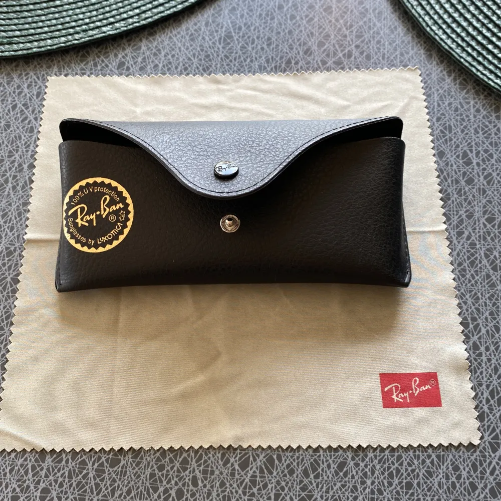 Rayban Aviators i fint skick. Endast använda en säsong och allt og medföljer.. Accessoarer.