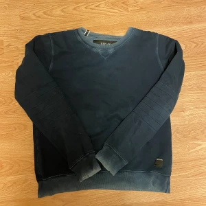 Replay tröja  - Tröjan har snygg ”urtvättad” design Skick 8/10  Pris: 250