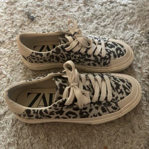 Zebramönstrade skor  - Supersnygga zebraskor från Zara. Jättebra skick, inga tecken på användning! Nypris: 400kr 