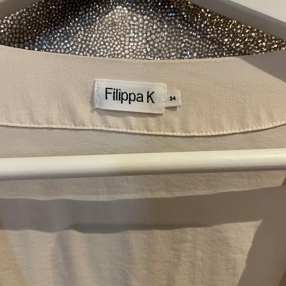 Superfin beige filippa K klänning, perfekt till sommaren med exempelvis ett bälte till. Klänningar.