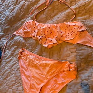 Rosa bikini - Rosa/persiko färgad bikini Helt ny- endast testad! Superskön! Passar L i toppen och L i botten- brasilian  Rök och djurfritt hem!
