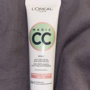 Ny cc cream från loreal paris, endast testad ( 1 gång ). Köpt från lyko för 149kr. Ändras från färgen grön till din hudfärg. Funkade inte för mig helt.