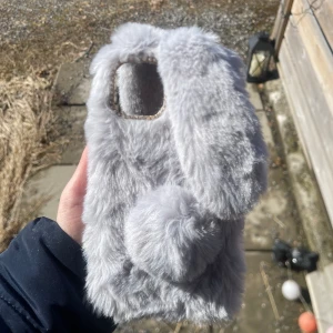 Skal iPhone 12 Pro Max - Ljusgrått kaninskal till iPhone 12 Pro Max.