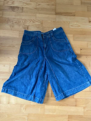 Jorts  - Köpa på 2nd hand men var för stora! Strl 38 men skulle säga att de passar 40 också! 
