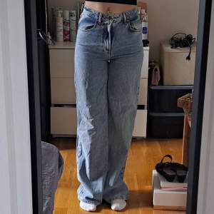 Jättefina jeans ifrån Bik Bok! Säljer p.g.a att dom är för långa på mina ben (Jag är 171cm) Och så sitter dom lite för tajt runt min midja. Mått: Insida ben 81cm, midja ca 66cm men jag är 71cm runt midjan och fick på mig dom.