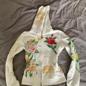 Rare Ed Hardy hoodie💋 - Super fint skick och väldigt flattering passform. Storlek S men skulle säga XS-S då den är ganska liten i storleken. 