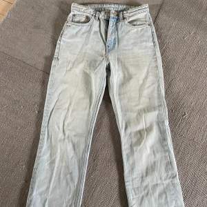 Jättefina blå jeans från Weekday! Bra skick ser ut som nya, har W26 L30 i strl. 🌸