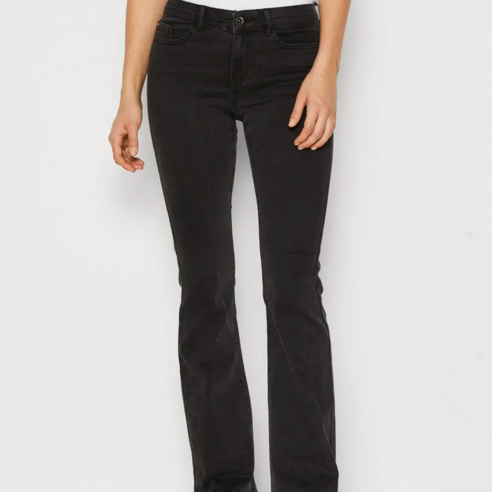 Fina mid rise bootcut jeans som inte kommer till användning. Använda bara 2-3 gånger, skriv privat för egna bilder 💕. Jeans & Byxor.
