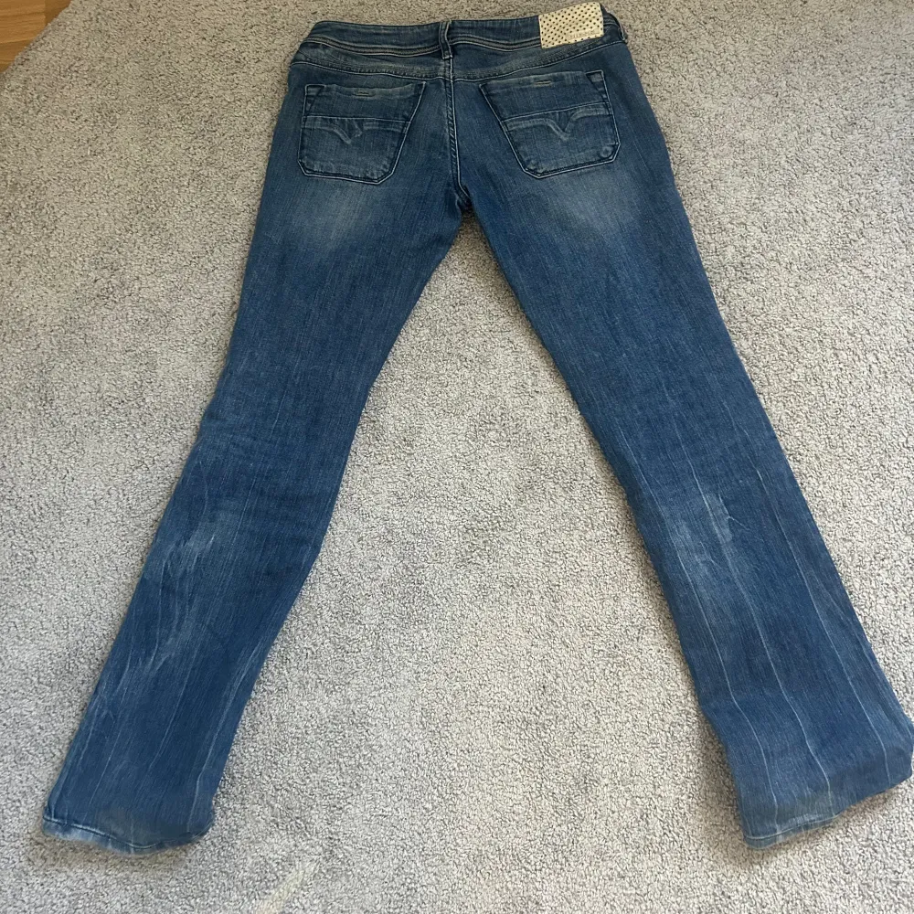 Ett par jättecola low waist vintage Dizel jeans❤️‍🔥 Säljer på grund av att de tyvärr är för stora för mig i midjan. Jag är 167cm. Jeans & Byxor.
