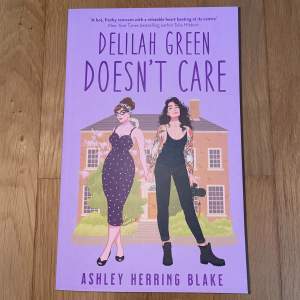 Säljer en engelsk bok ”Delilah Green Doesn’t Care” från en bokserie.  Säljer då jag råkat köpa 2 så boken är oläst och som ny.  Boken är 🏳️‍🌈🌈💅