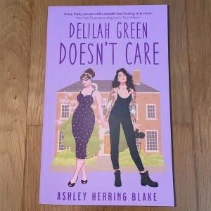 Engelsk bok  - Säljer en engelsk bok ”Delilah Green Doesn’t Care” från en bokserie.  Säljer då jag råkat köpa 2 så boken är oläst och som ny.  Boken är 🏳️‍🌈🌈💅