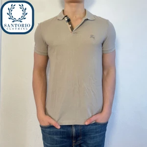 Burberry Piké Beige  - Fet Burberry Piké i 9/10 skick(obs finns en pytteliten fläck som går bort i tvätten fråga om bild!) Han på bilden är ca 175/67kg Skriv vid frågor eller funderingar🙌