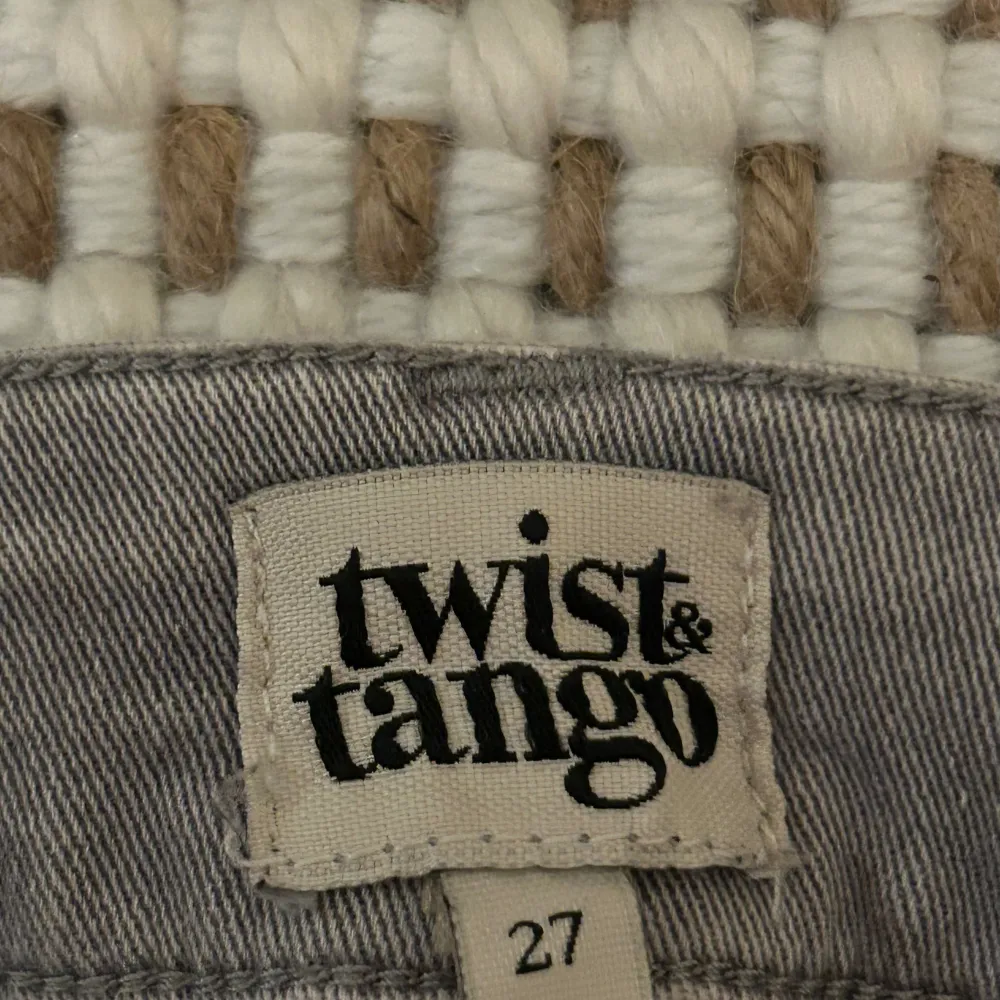 Gråa Jeans från Twist & Tango. Väl använda men inga defekter och i fint skick. Köptes för ca 800kr. Jeans & Byxor.