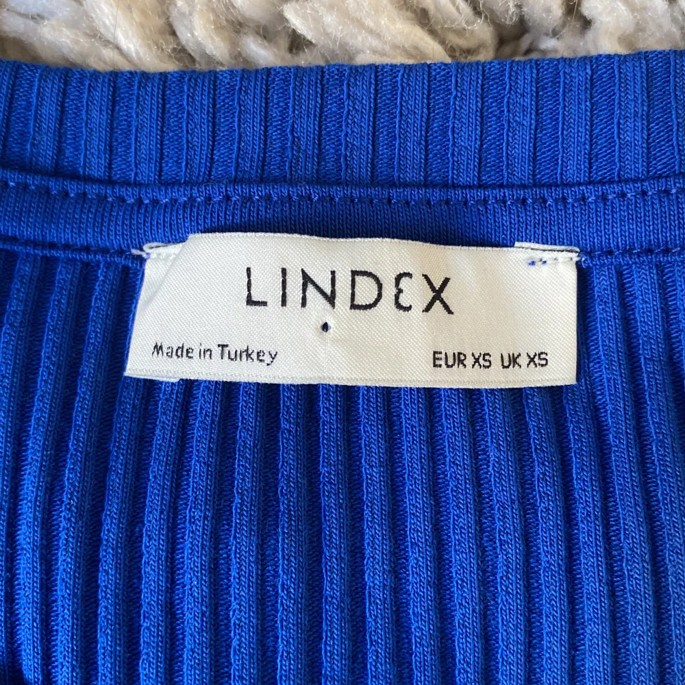 Säljer nu denna fina långärmade tröjan ifrån Lindex! Denna tröja har bara använts en gång och kommer tyvärr inte till användning längre. Säljer för 120kr då orginalpriset ligger på 259kr.. Toppar.