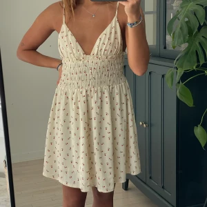 KLÄNNING PRINCESS POLLY - såå fin klänning från PRINCESS POLLY, kommer tyvärr inte till användning längre. passar S🤍