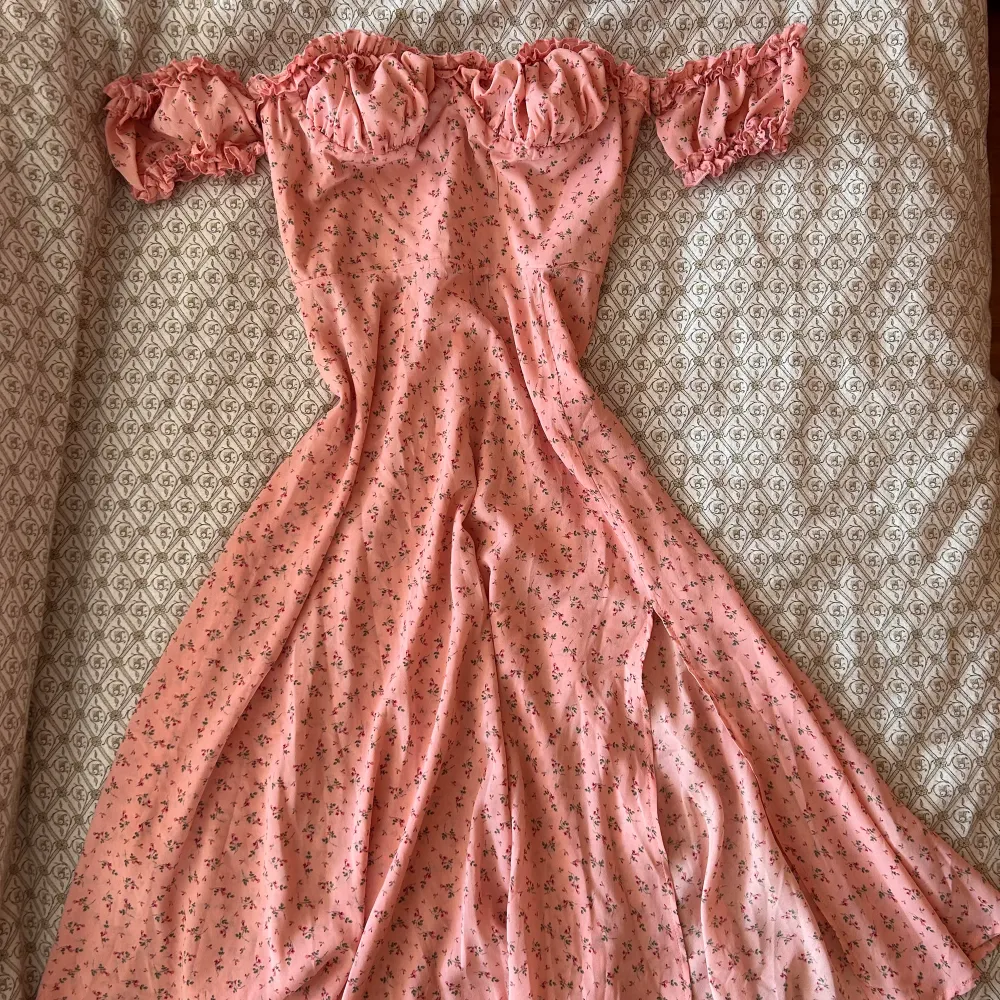 Skitfin klänning som passar perfekt till sommaren! Den är endast använd vid 1 tillfälle och är i ett bra skick. Den är i storlek S och skulle säga att den är sann i storleken🫶🩷. Klänningar.